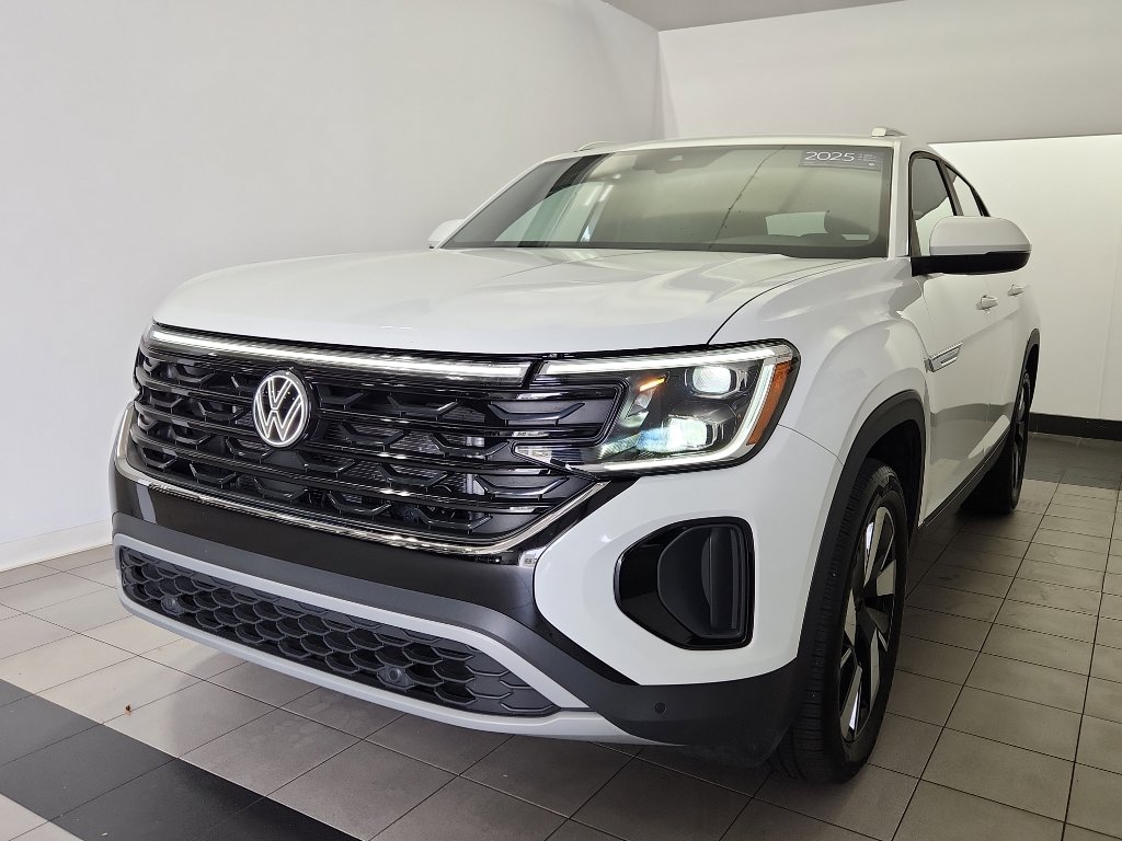 Certified 2025 Volkswagen Atlas Cross Sport SE FWD image 2
