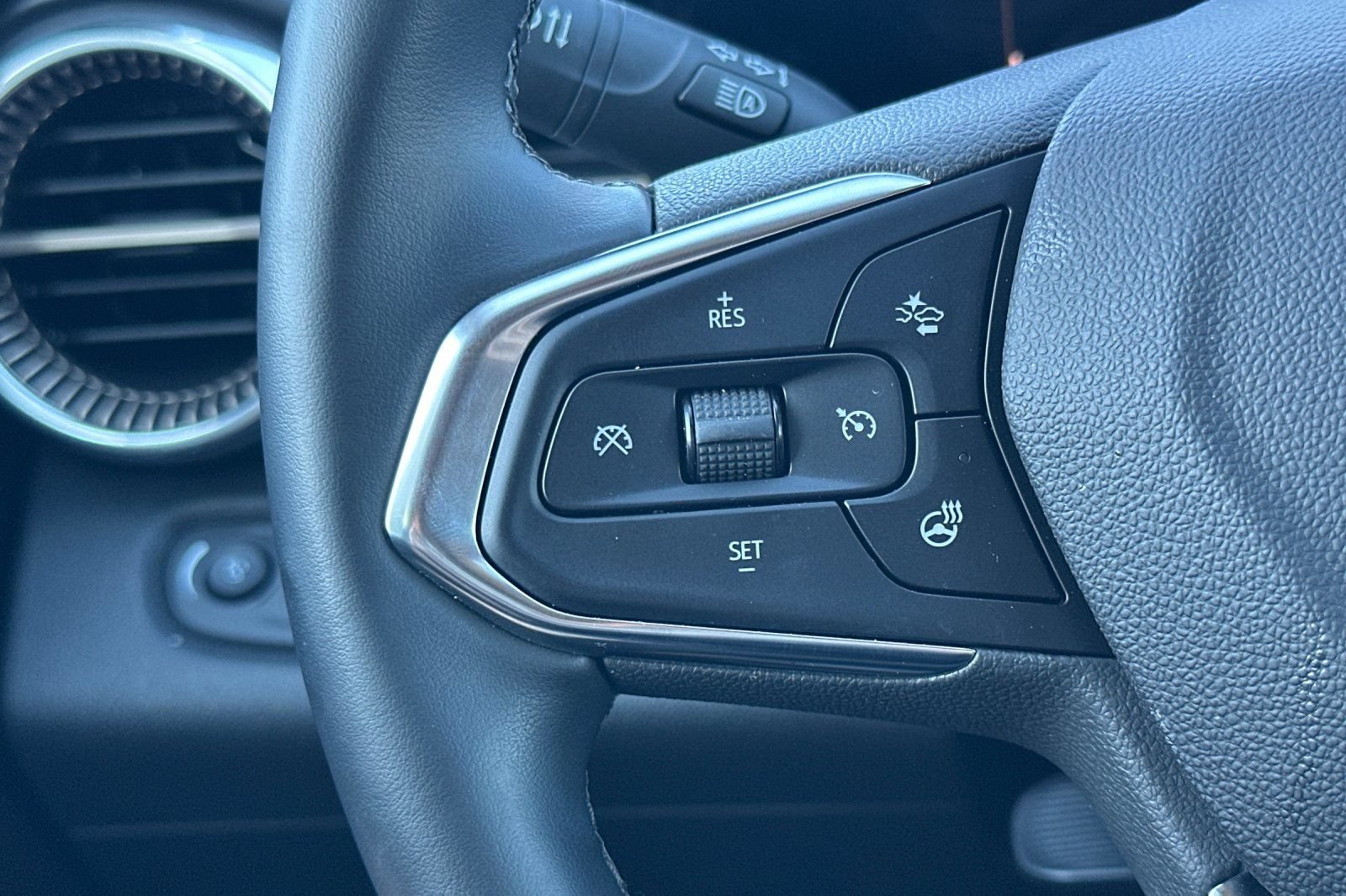 Used 2026 Chevrolet Trax ACTIV w/ Sunroof Package FWD image 33