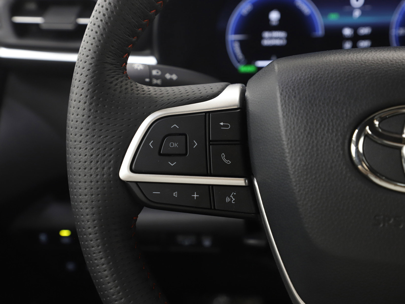 Used 2025 Toyota Sienna XSE image 28