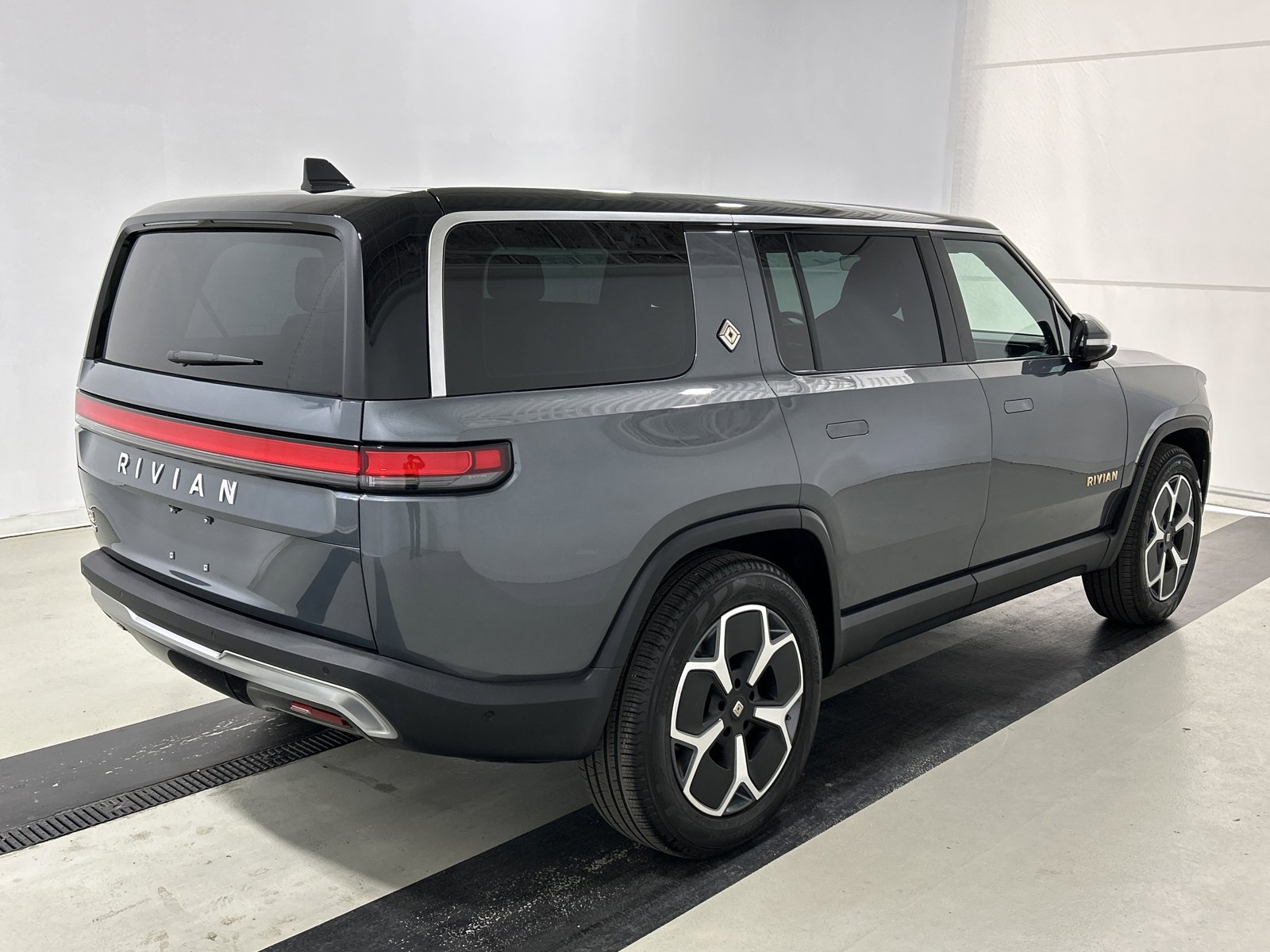 Used 2024 Rivian R1S Adventure image 5
