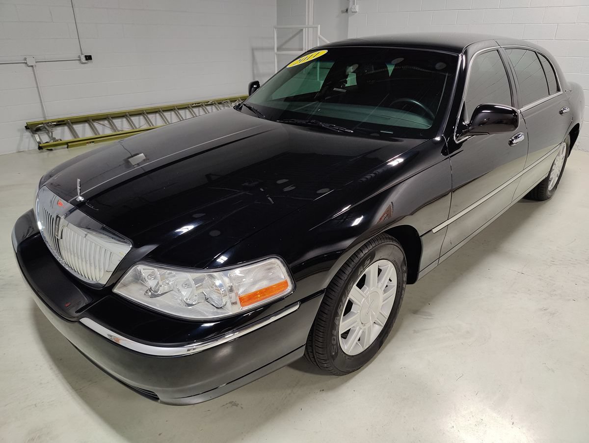 Used 2011 Lincoln Town Car Executive L RWD image 22