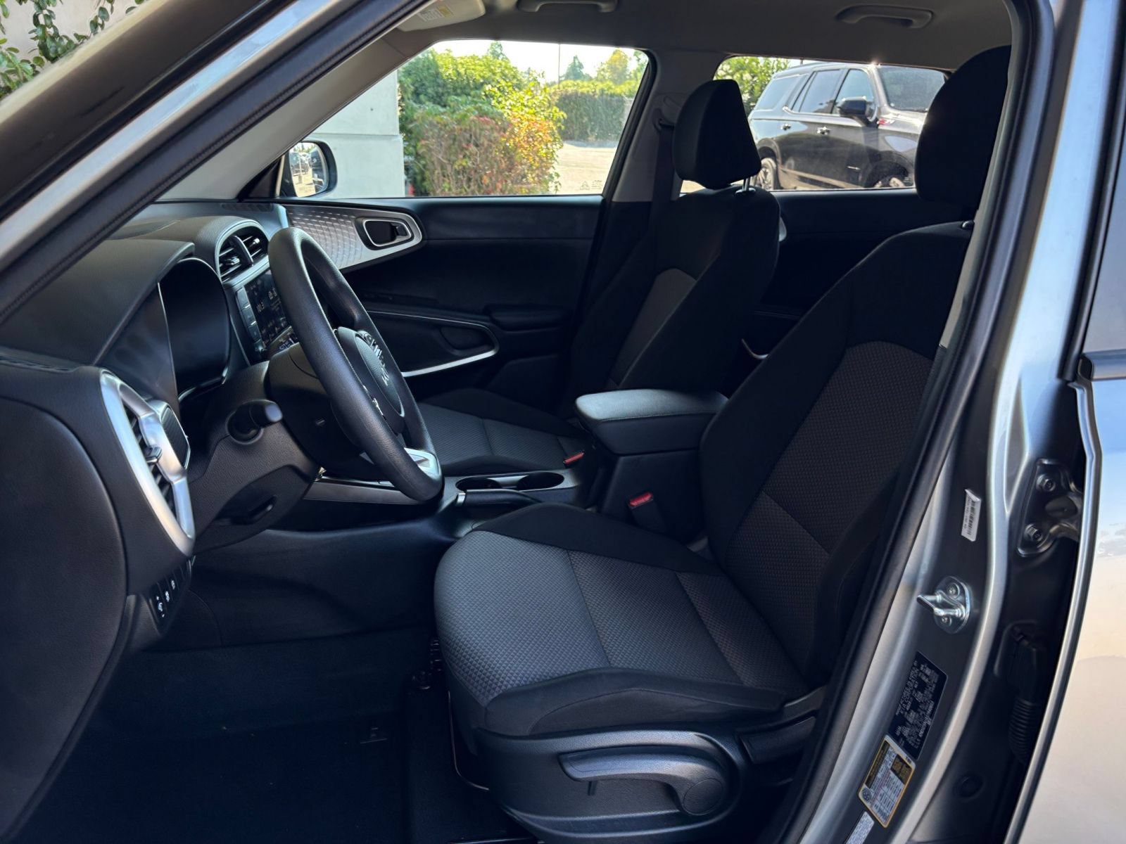 Used 2025 Kia Soul LX w/ LX Technology Package FWD image 34