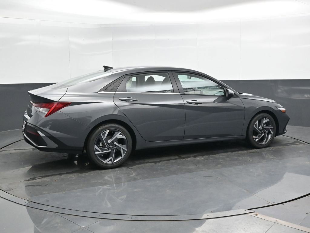 Certified 2025 Hyundai Elantra Limited image 3