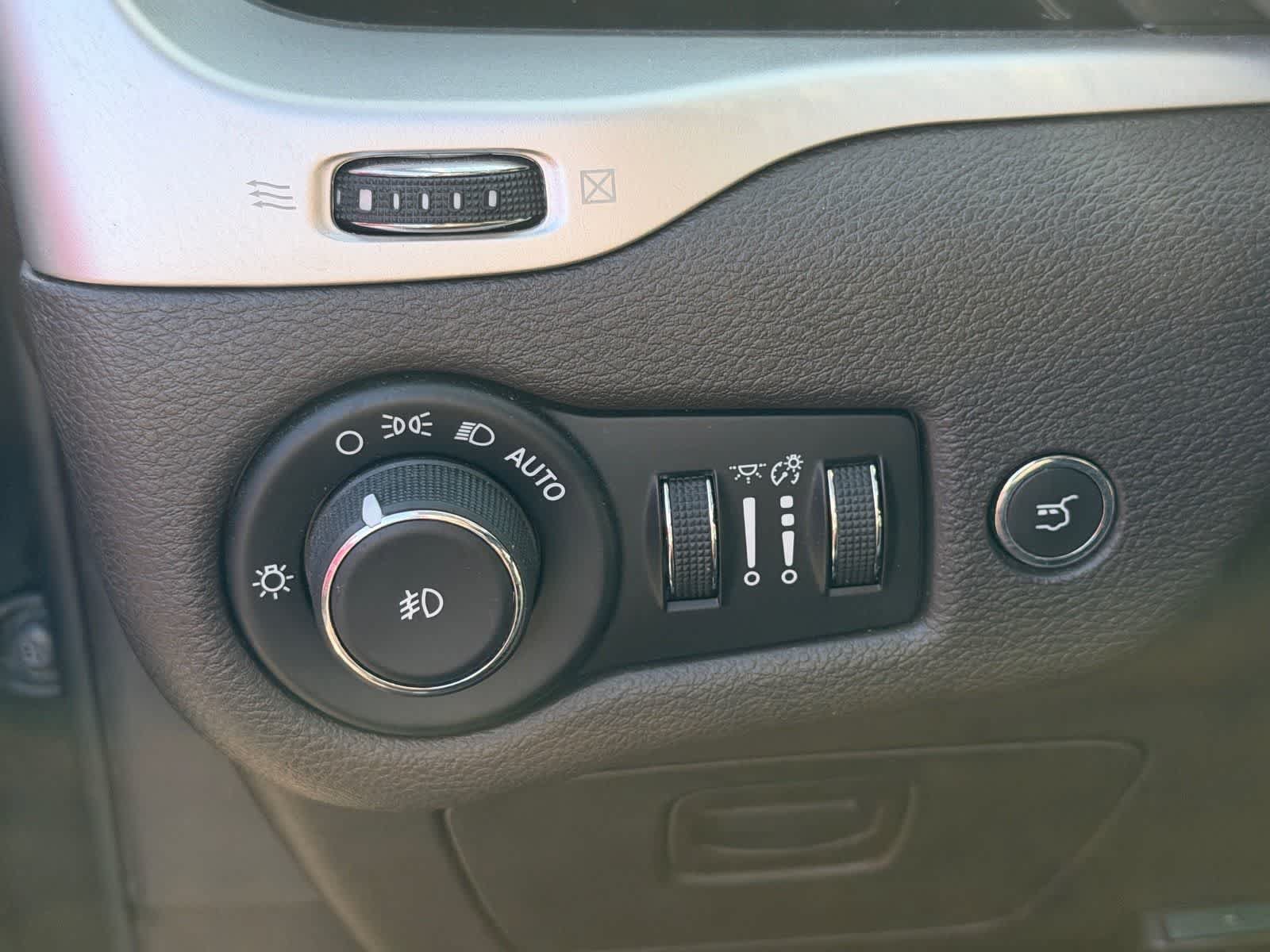 Used 2016 Jeep Cherokee Overland w/ Technology Group FWD image 9