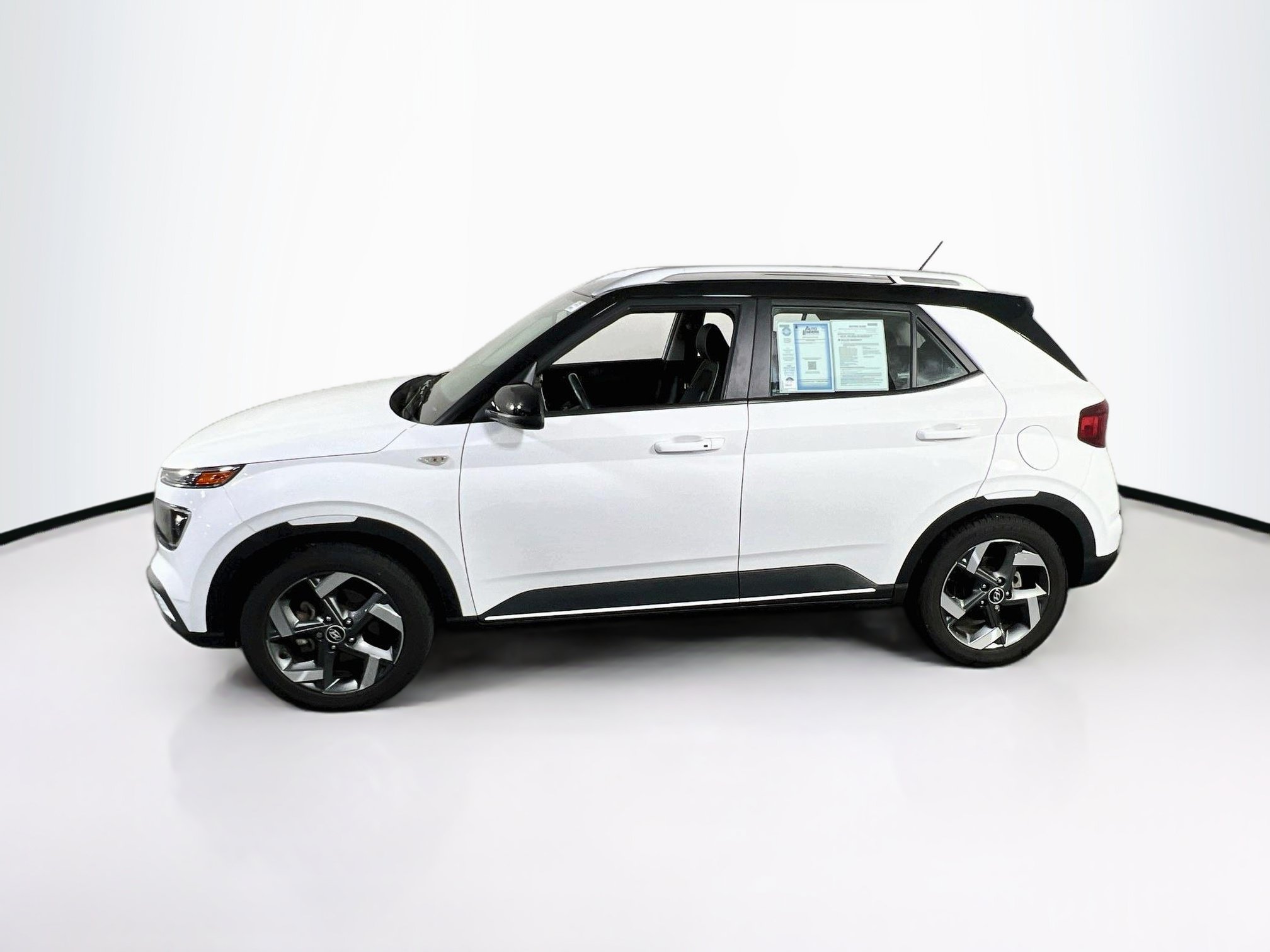 Used 2023 Hyundai Venue Limited FWD image 8