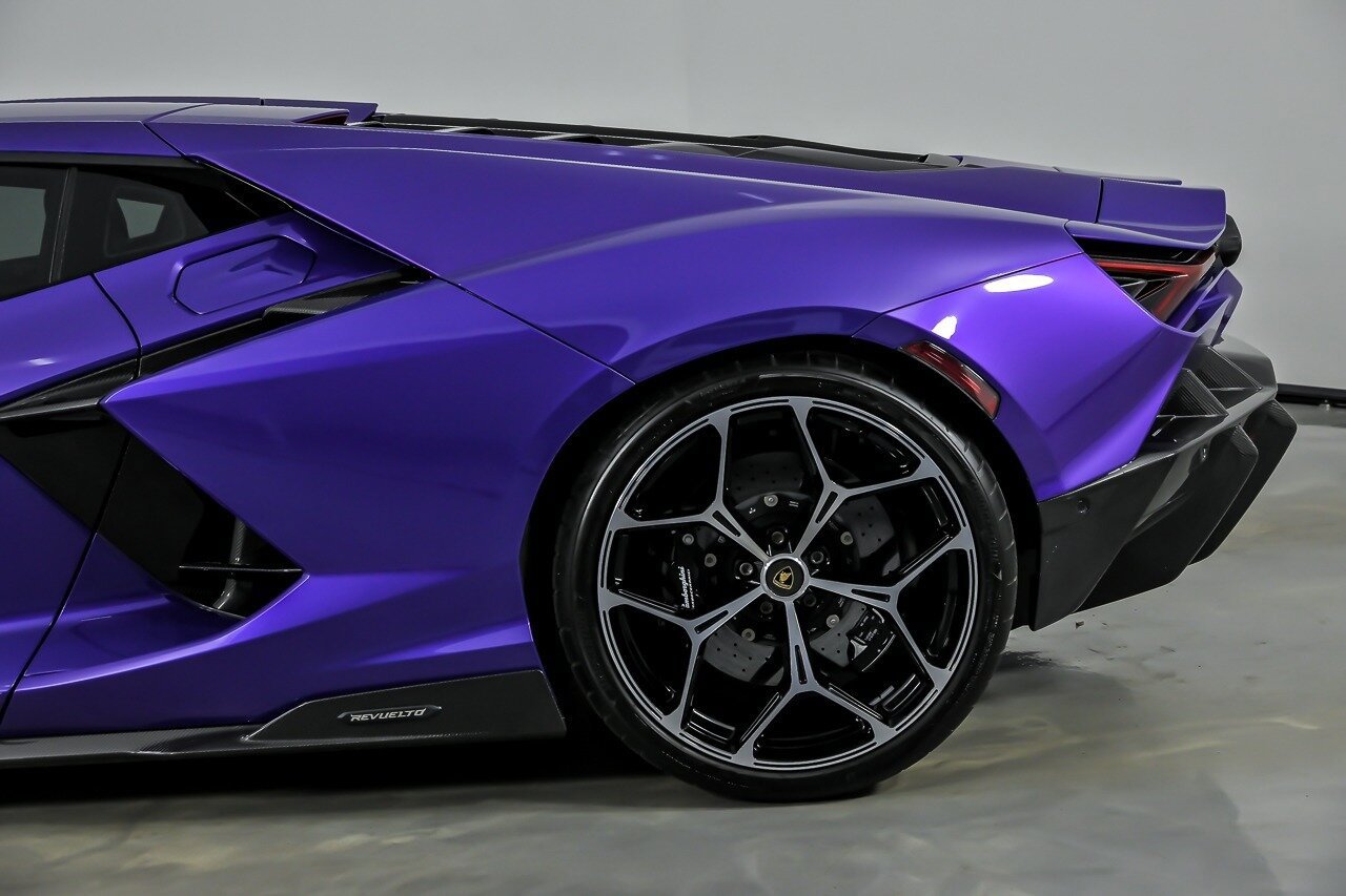 Used 2024 Lamborghini Revuelto image 12