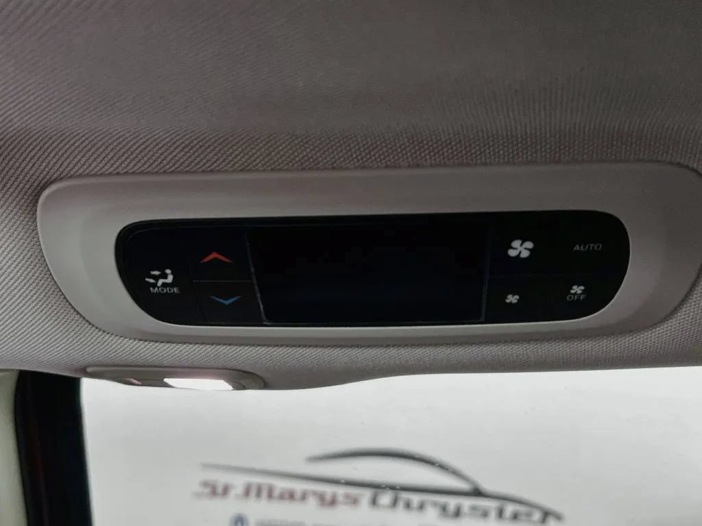 Used 2023 Chrysler Pacifica Limited FWD image 27