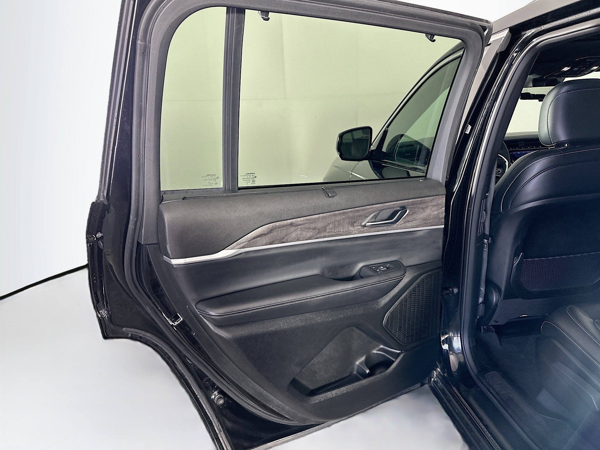 Used 2024 Jeep Grand Cherokee L Limited w/ Luxury Tech Group II image 26