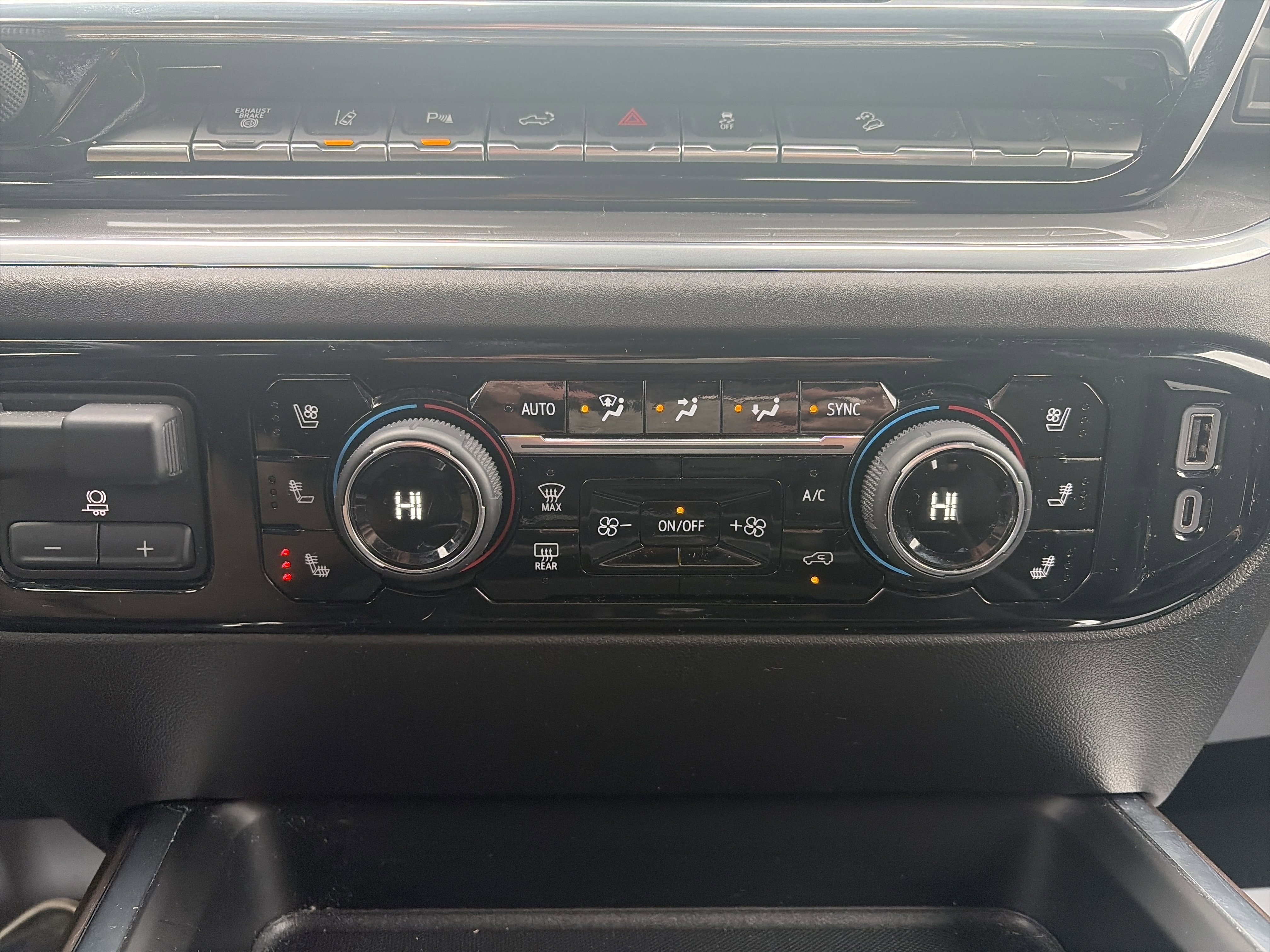 Used 2024 Chevrolet Silverado 2500 High Country w/ Technology Package image 28