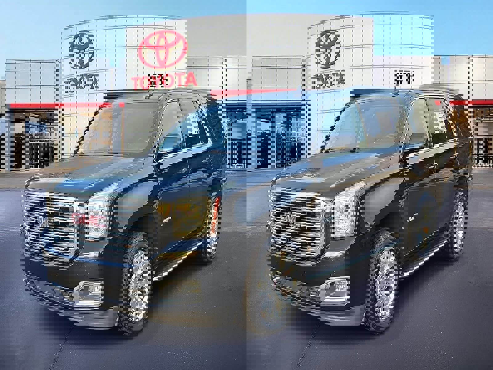 Used 2016 GMC Yukon SLT w/ HD Trailering Package image 1