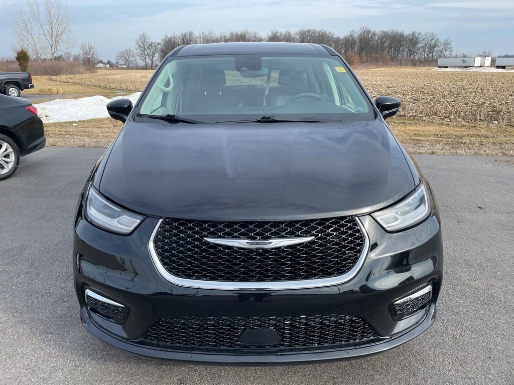Used 2024 Chrysler Pacifica Touring-L image 2