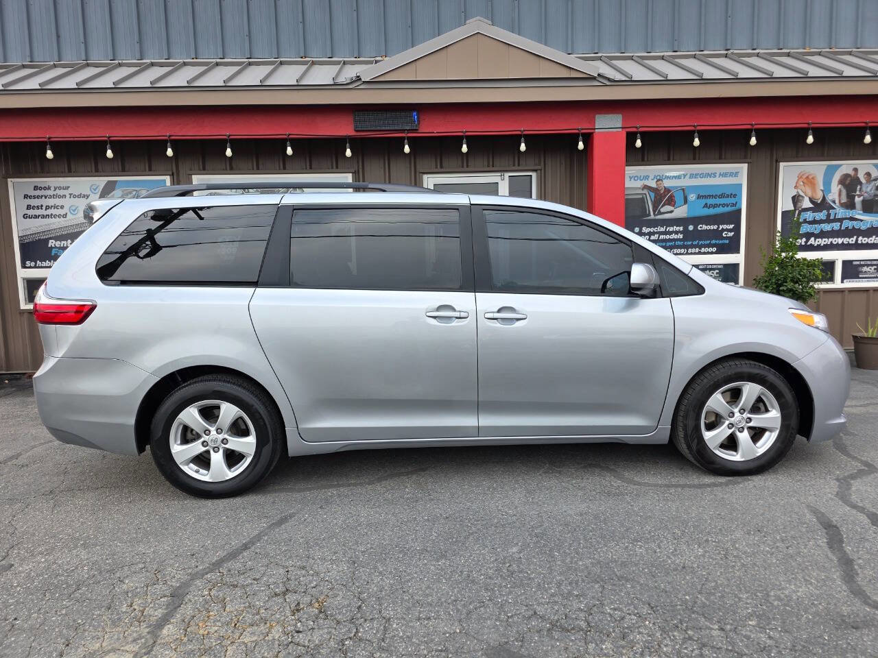 Used 2015 Toyota Sienna LE image 13