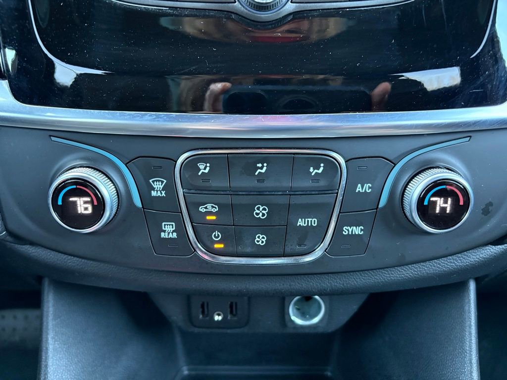 Used 2022 Chevrolet Traverse LT FWD image 28