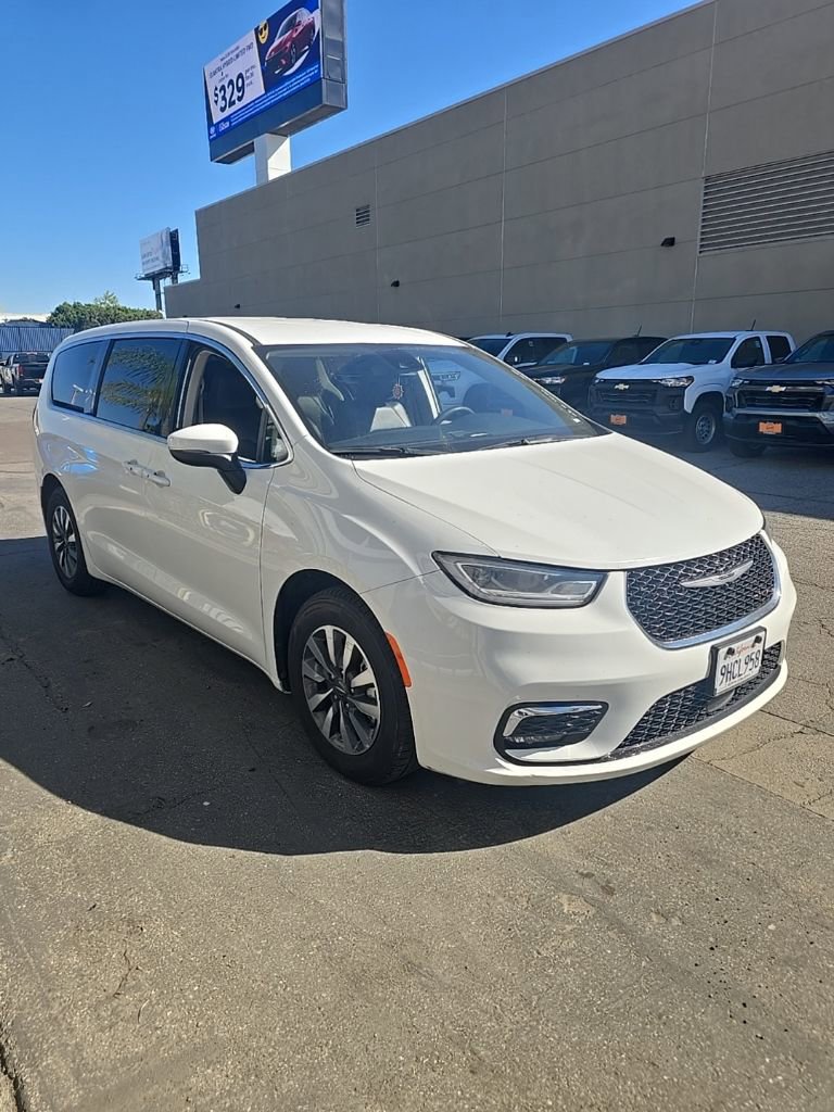 Used 2023 Chrysler Pacifica Touring-L image 1
