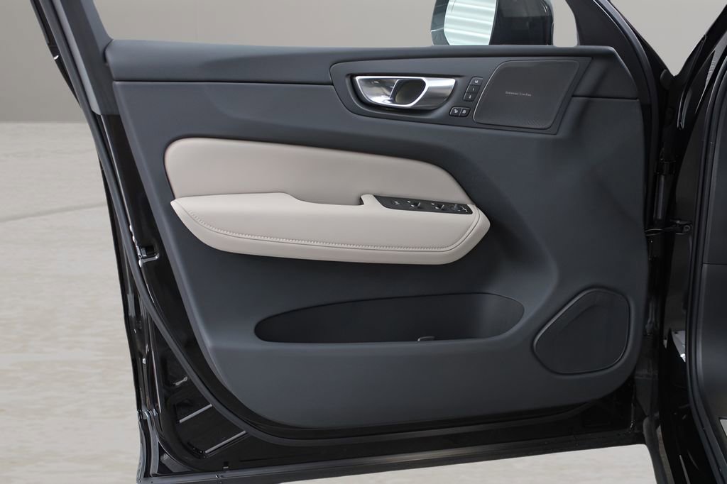 New 2026 Volvo XC60 B5 Plus w/ Protection Package Premier AWD/4WD image 10
