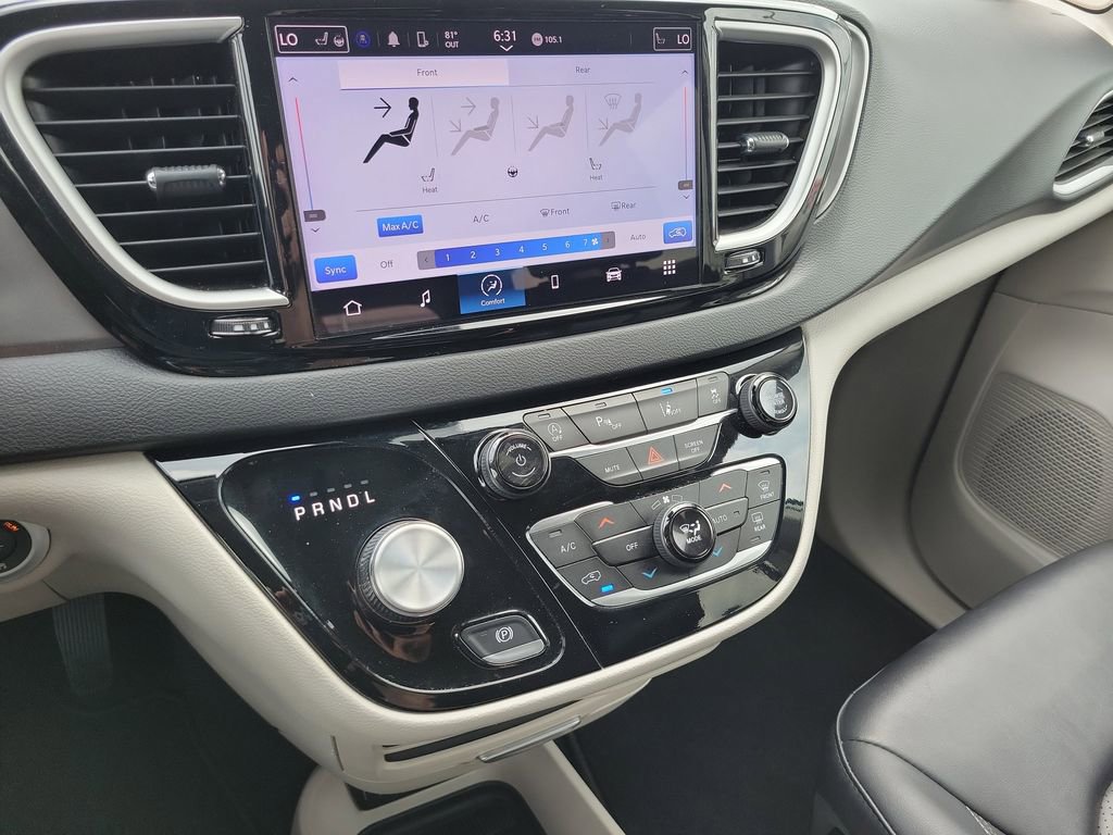 Used 2024 Chrysler Pacifica Touring-L FWD image 10