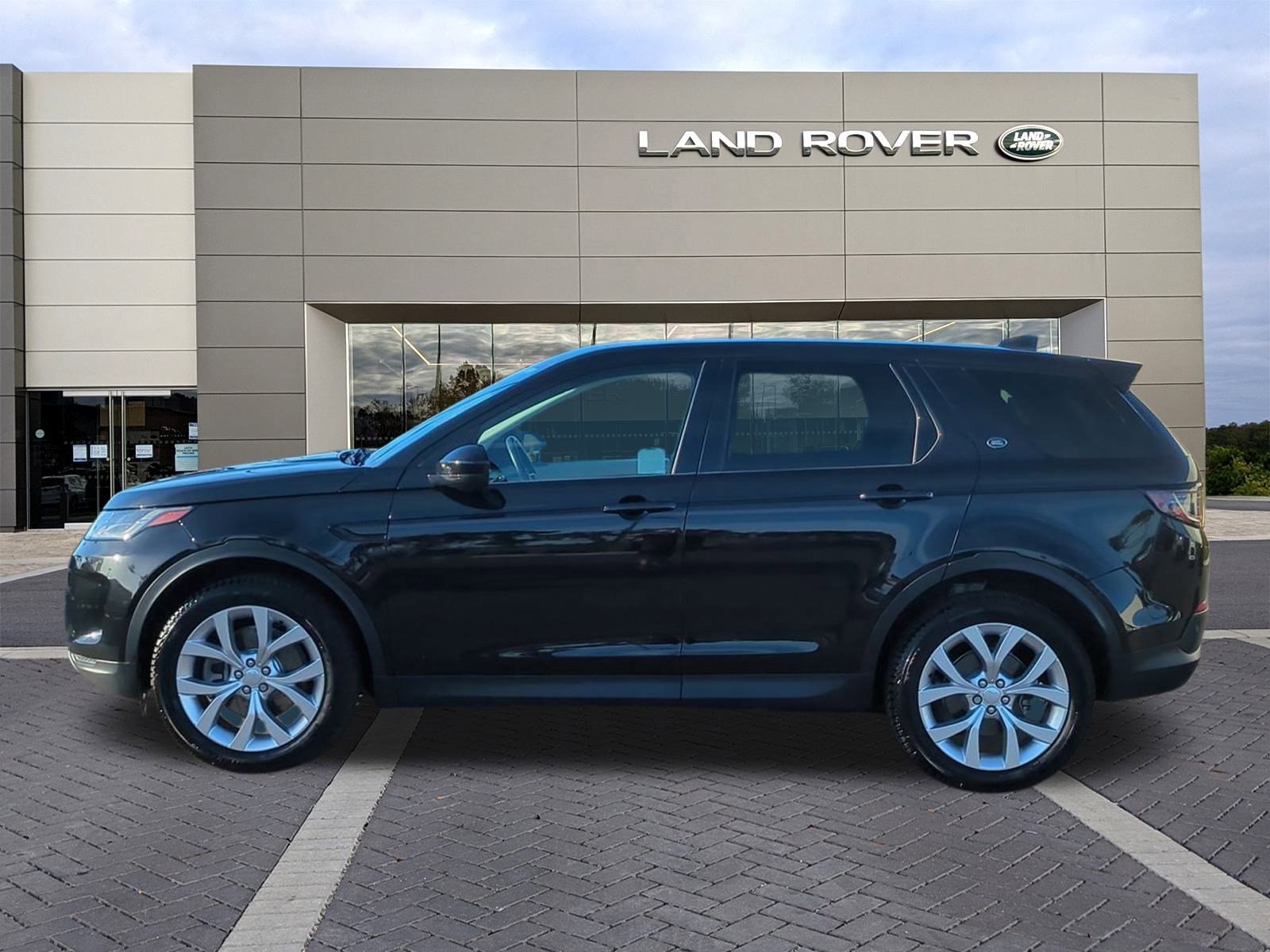 Used 2022 Land Rover Discovery Sport SE image 8