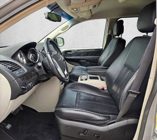 Used 2014 Chrysler Town & Country Touring FWD image 14