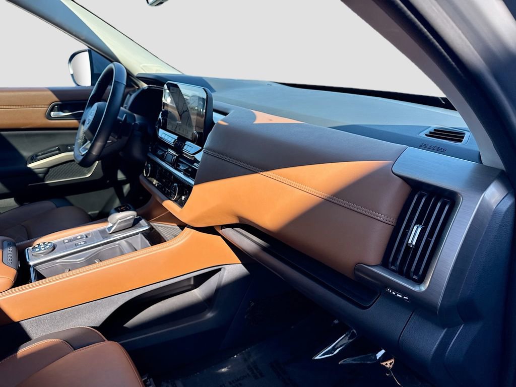 Used 2025 Nissan Pathfinder Platinum image 31