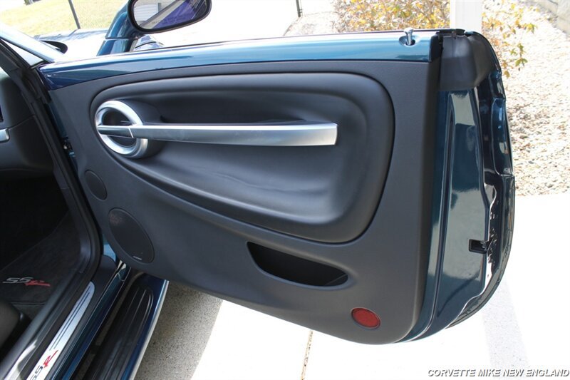 Used 2006 Chevrolet SSR w/ Preferred Equipment Group RWD image 22