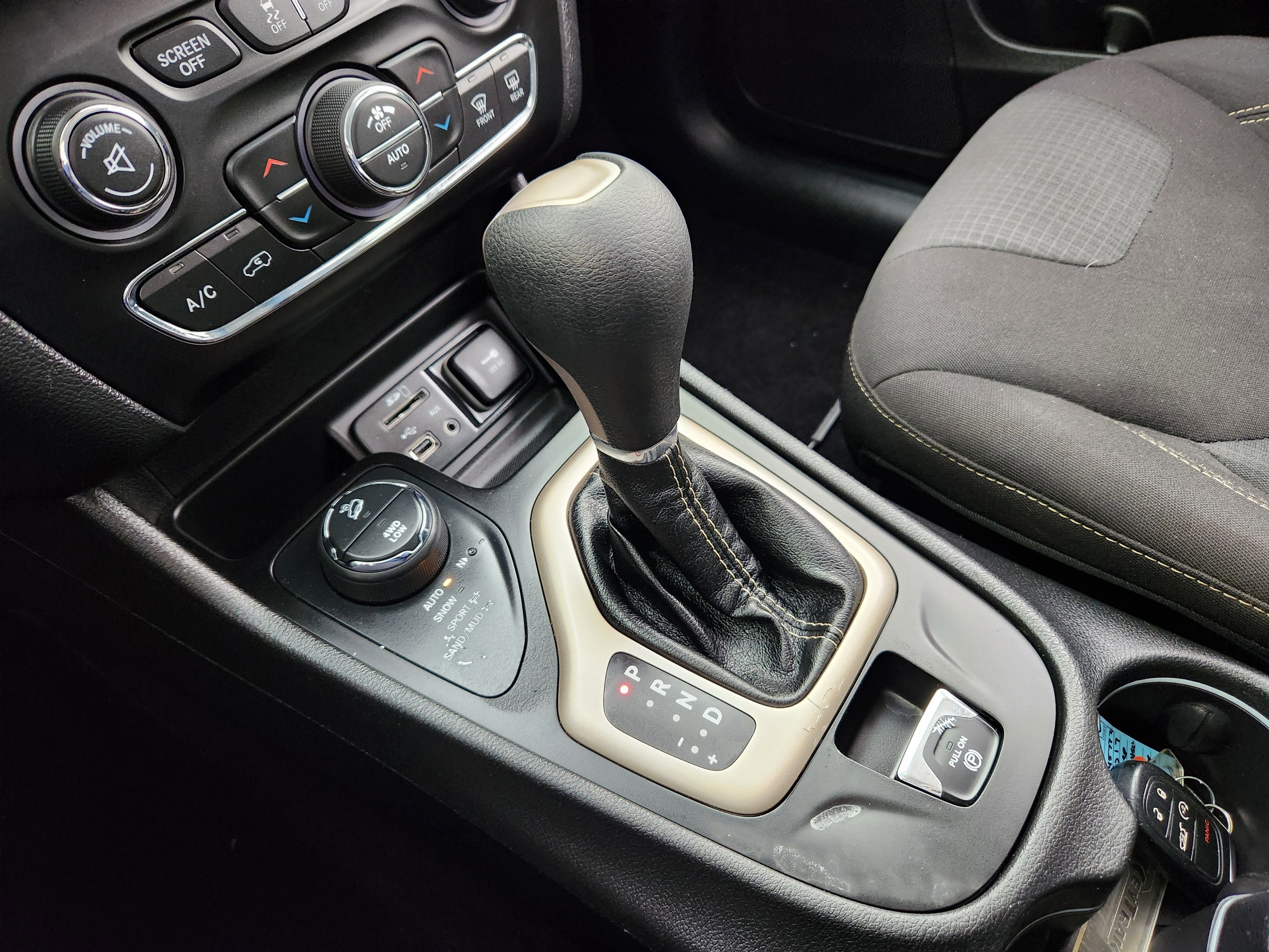 Used 2017 Jeep Cherokee Latitude w/ Comfort/Convenience Group image 25