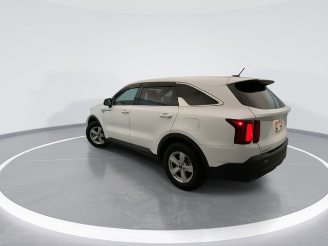 Used 2023 Kia Sorento LX FWD image 2