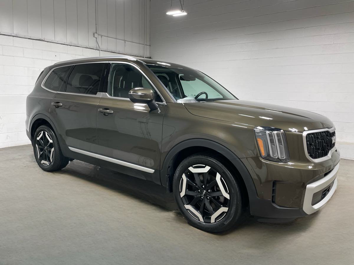 Used 2024 Kia Telluride EX w/ EX Captain's Chair Package AWD/4WD image 3