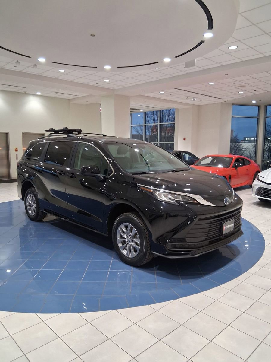 Used 2022 Toyota Sienna LE image 7