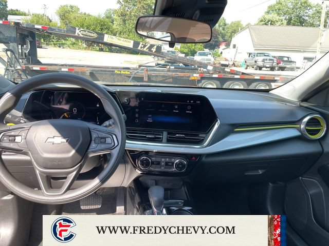 Used 2025 Chevrolet Trax LT FWD image 14