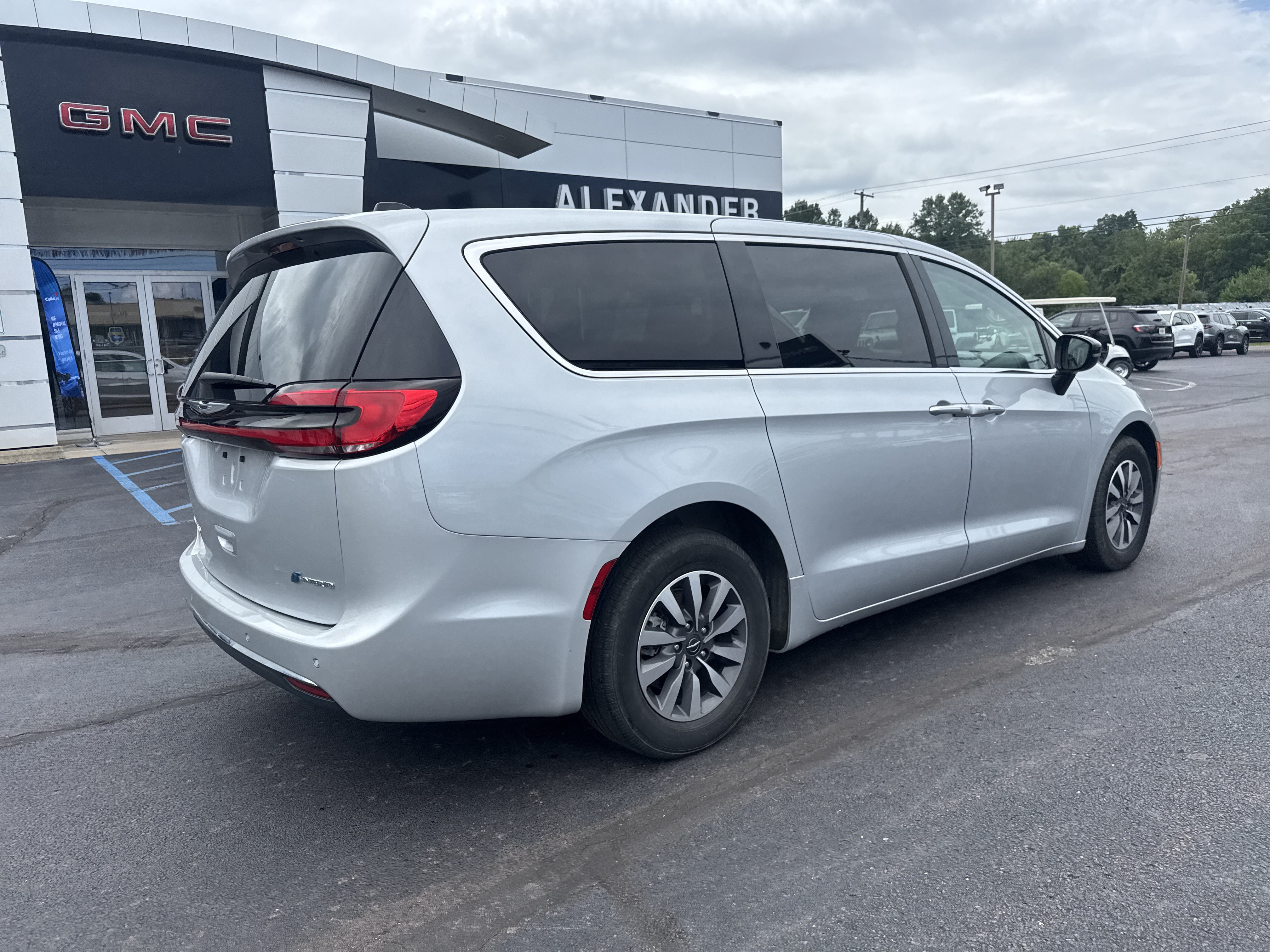 Used 2024 Chrysler Pacifica Limited FWD image 3