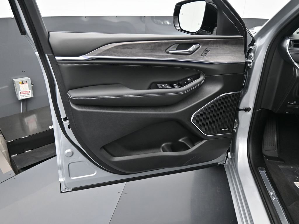 Used 2024 Jeep Grand Cherokee L Overland image 12