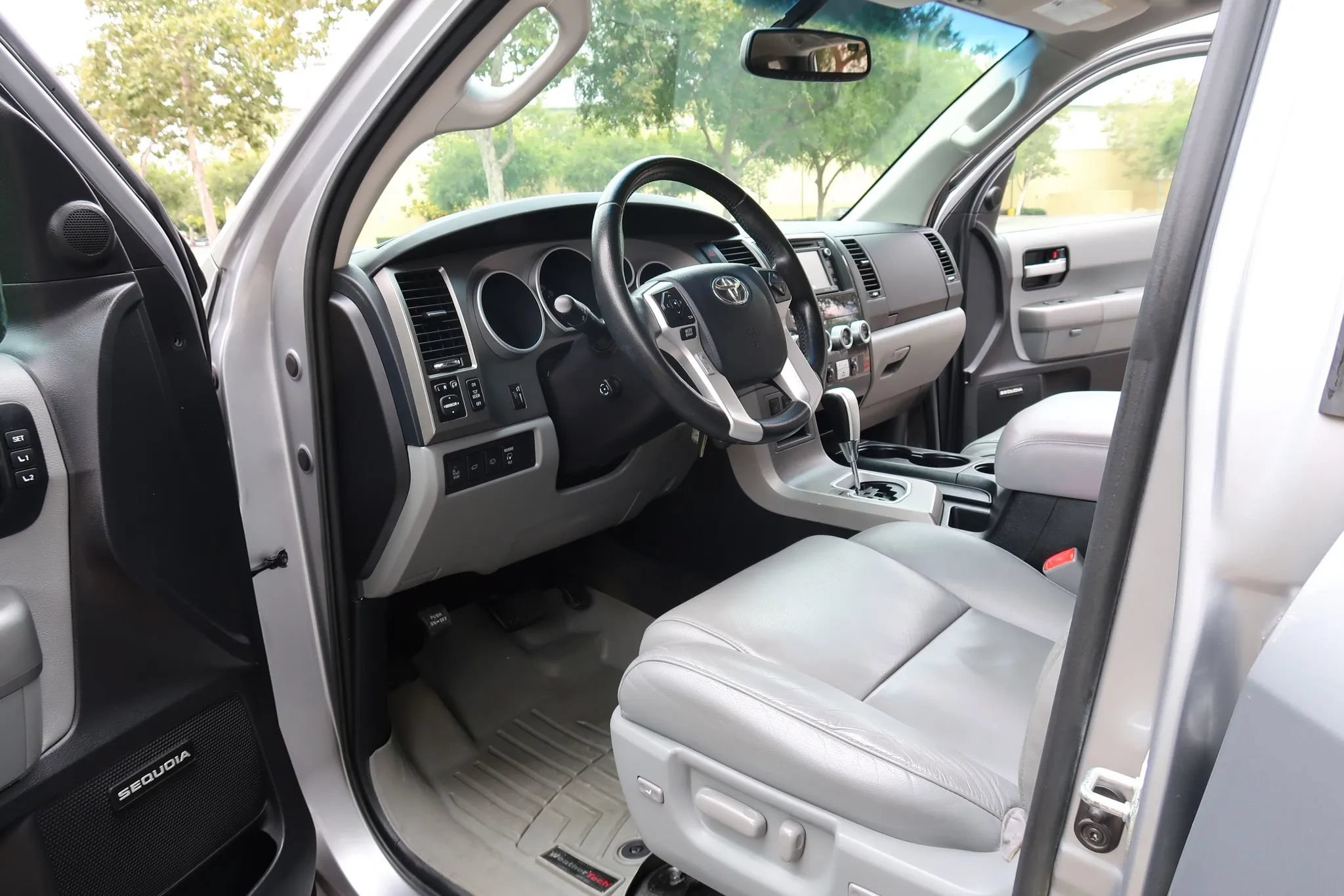 Used 2017 Toyota Sequoia Limited w/ Safety & Convenience Package AWD/4WD image 17