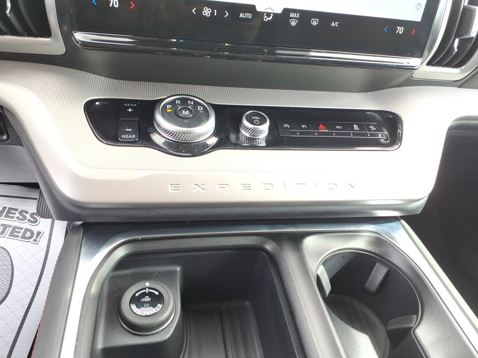 Used 2025 Ford Expedition Active image 14