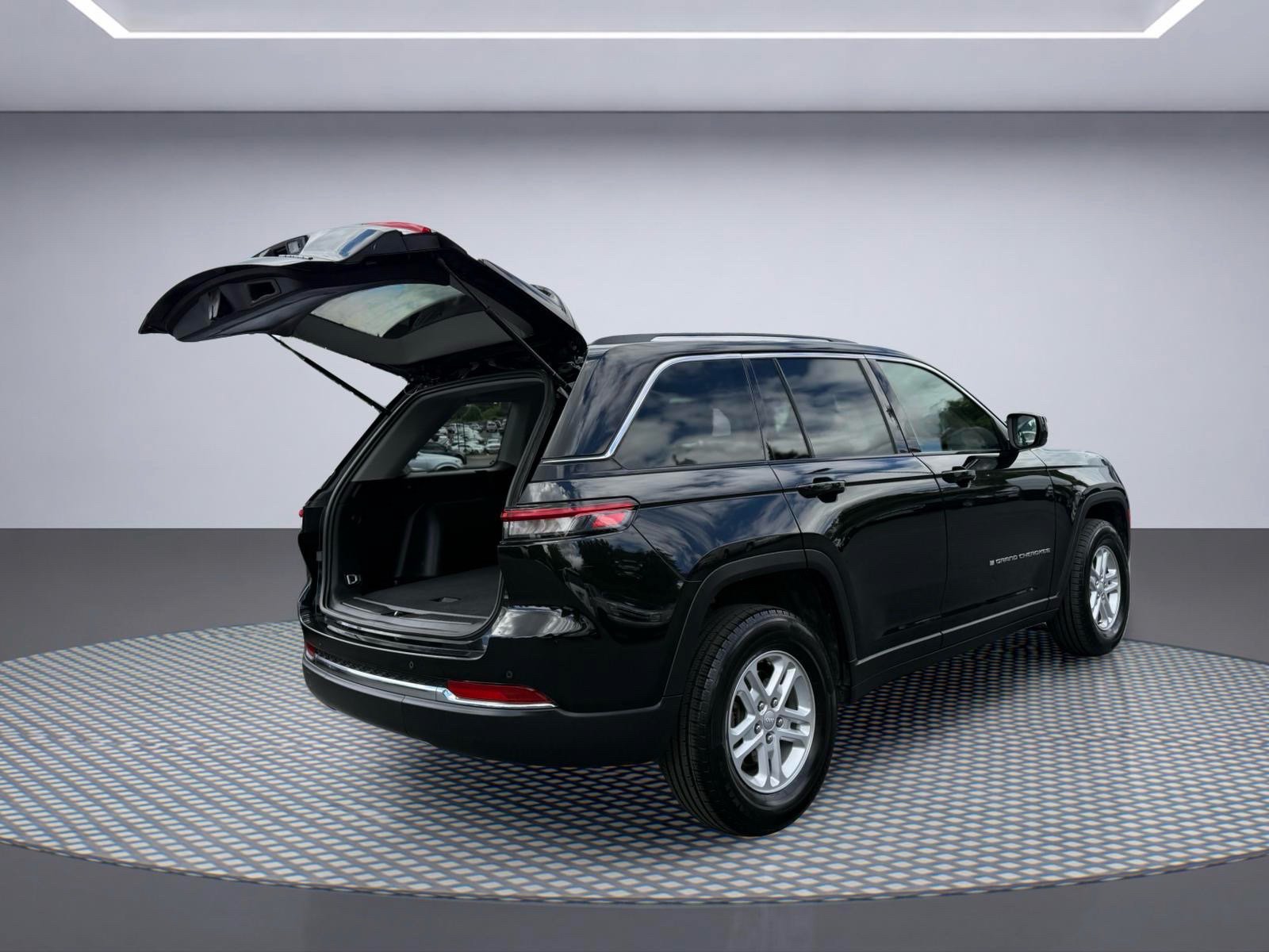 Used 2023 Jeep Grand Cherokee Laredo AWD/4WD image 9