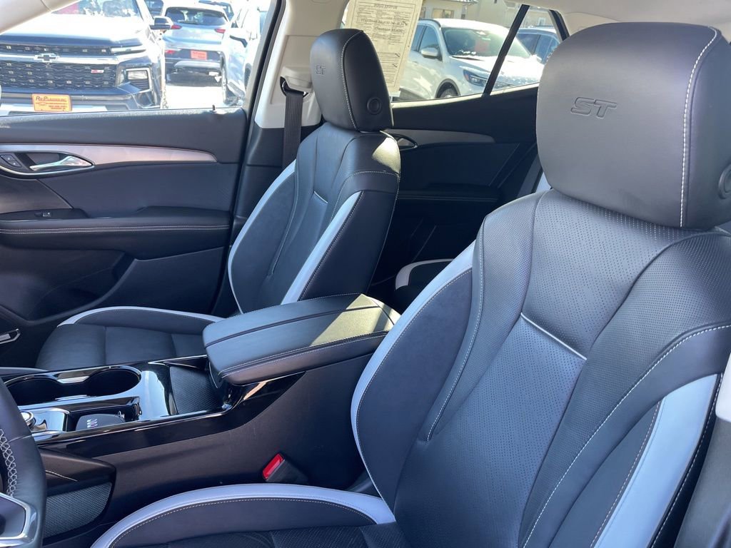 Used 2024 Buick Envision Sport Touring image 4