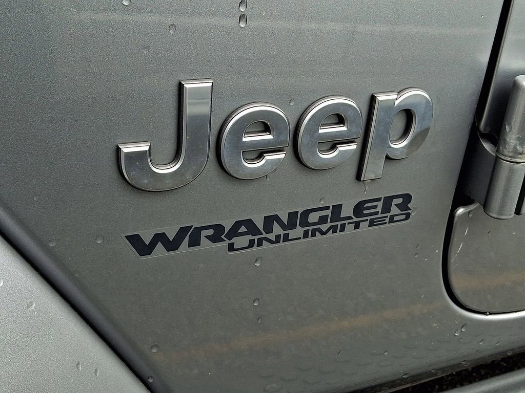 Used 2018 Jeep Wrangler Unlimited Sahara w/ Cold Weather Group image 4