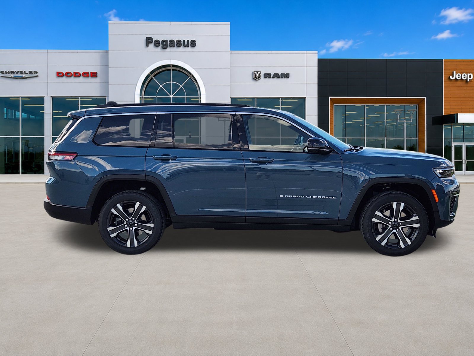 New 2027 Jeep Grand Cherokee L Limited w/ Trailer Tow Package AWD/4WD image 7