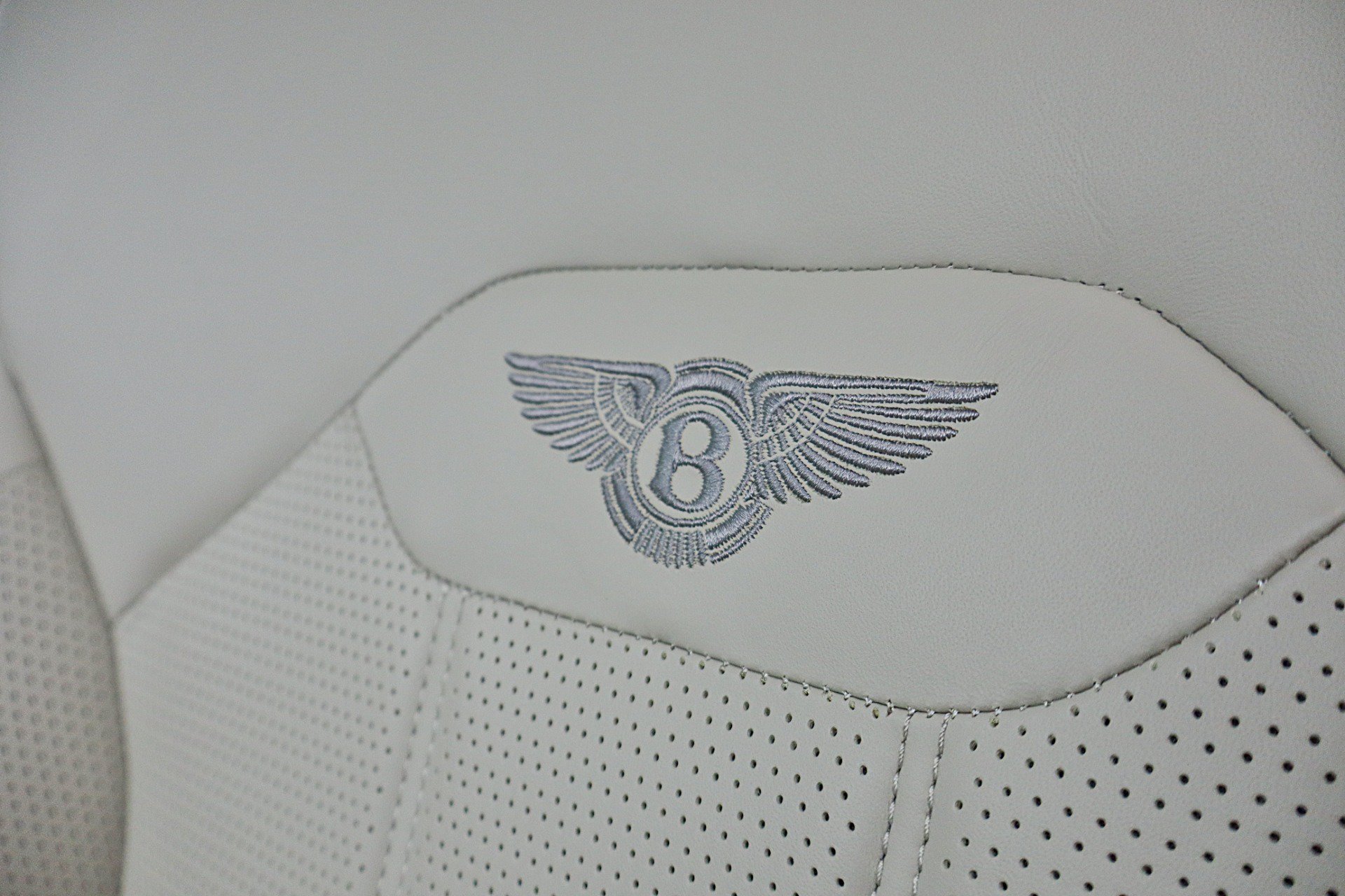 Used 2024 Bentley Bentayga Extended Wheelbase AWD/4WD image 29