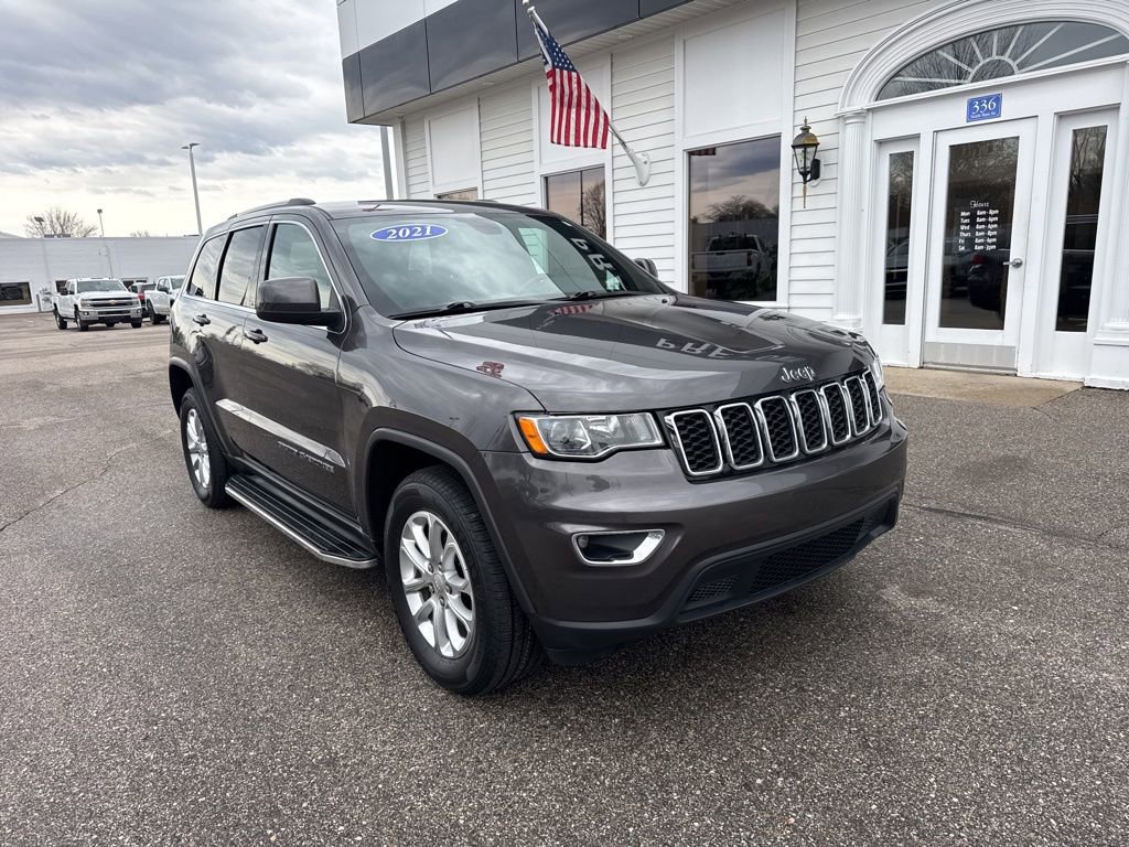 Used 2021 Jeep Grand Cherokee Laredo image 3