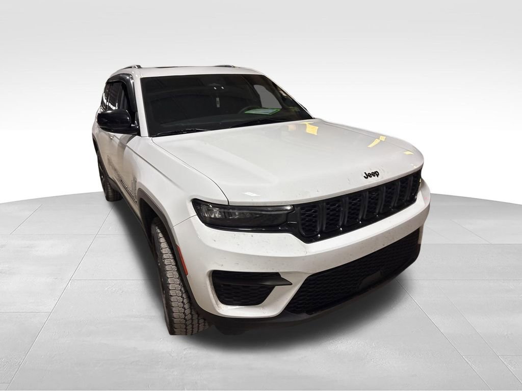 Used 2023 Jeep Grand Cherokee Altitude AWD/4WD image 4