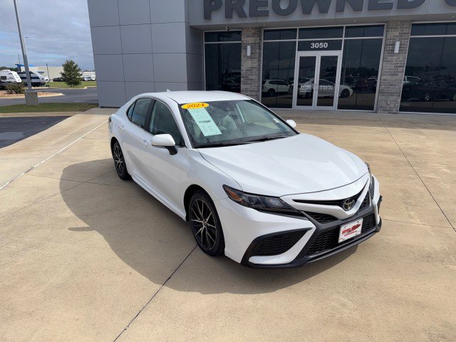 Used 2024 Toyota Camry SE image 3