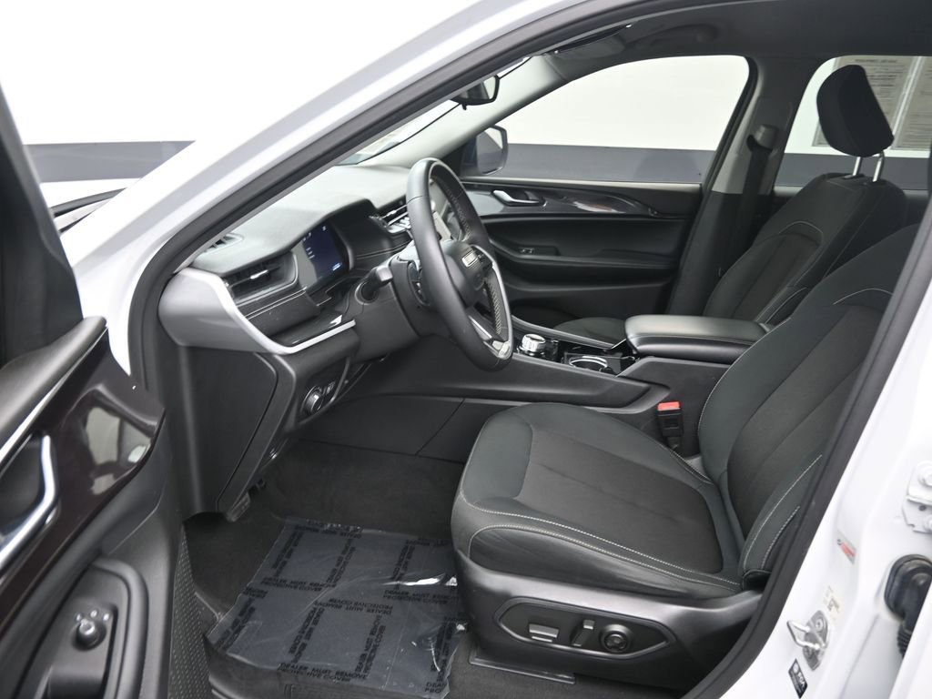 Used 2023 Jeep Grand Cherokee L Laredo image 12