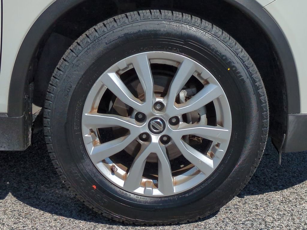 Used 2017 Nissan Rogue SV w/ SV Premium Package image 11