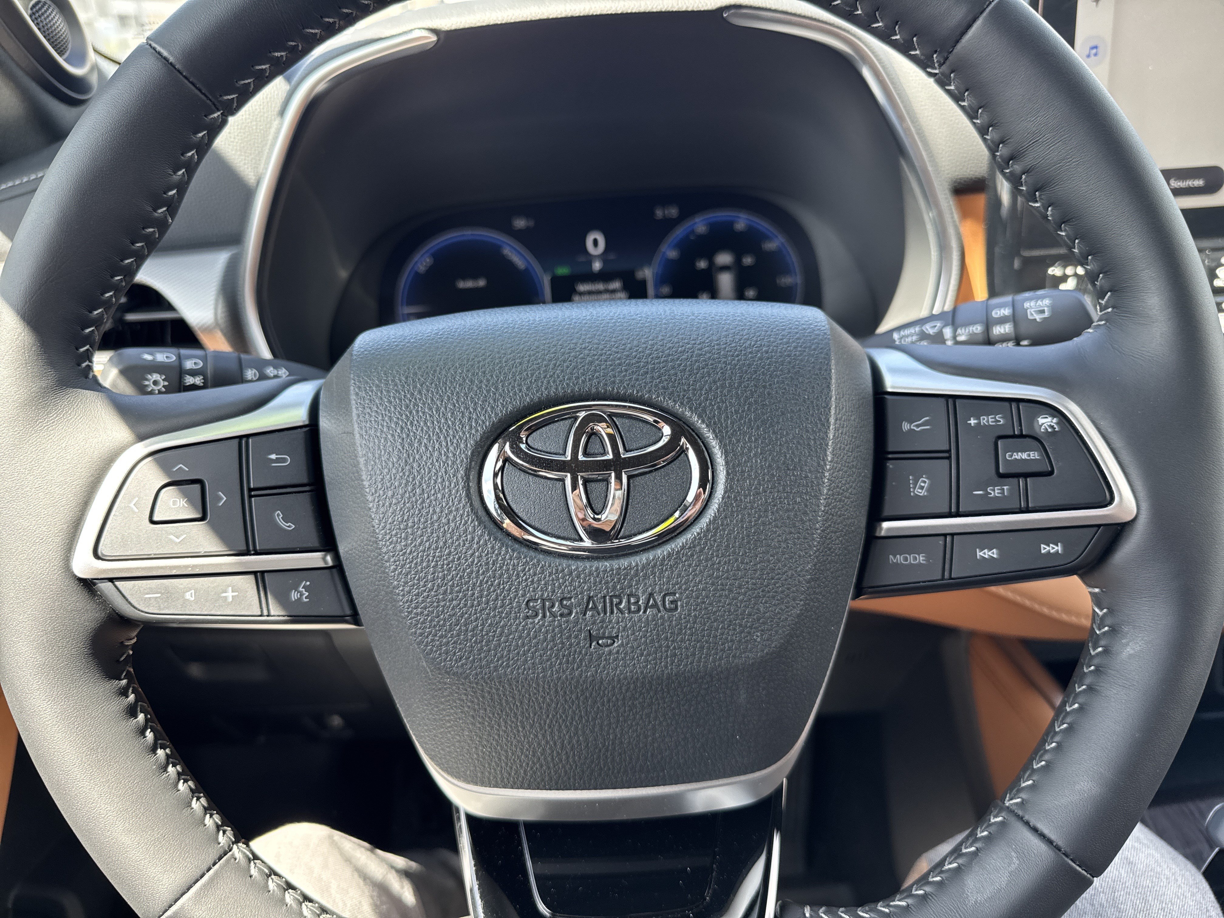 Used 2025 Toyota Highlander Platinum AWD/4WD image 14