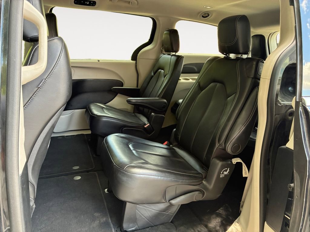Used 2023 Chrysler Pacifica Touring-L FWD image 13