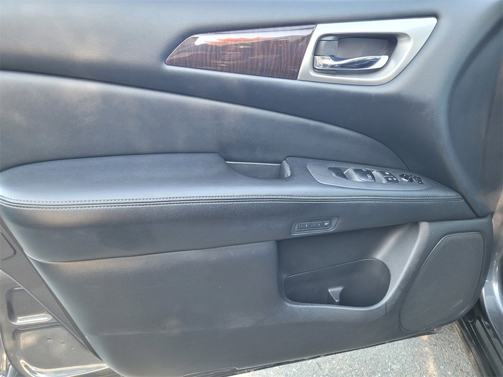 Used 2013 Nissan Pathfinder Platinum w/ Cargo Pkg image 17