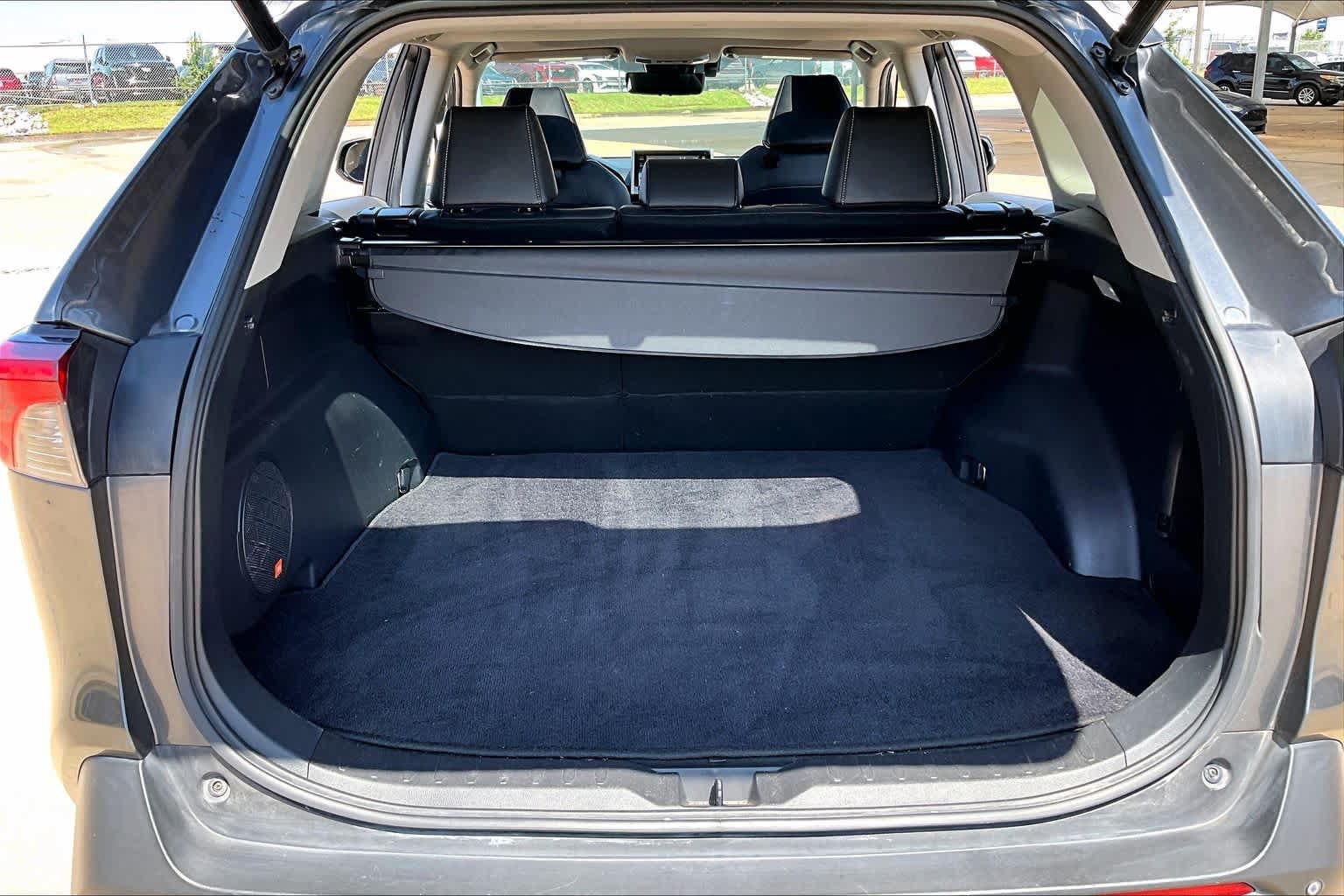 Used 2020 Toyota RAV4 XLE Premium FWD image 31