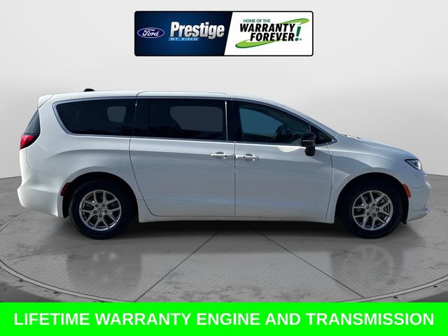 Used 2024 Chrysler Pacifica Touring-L FWD image 3
