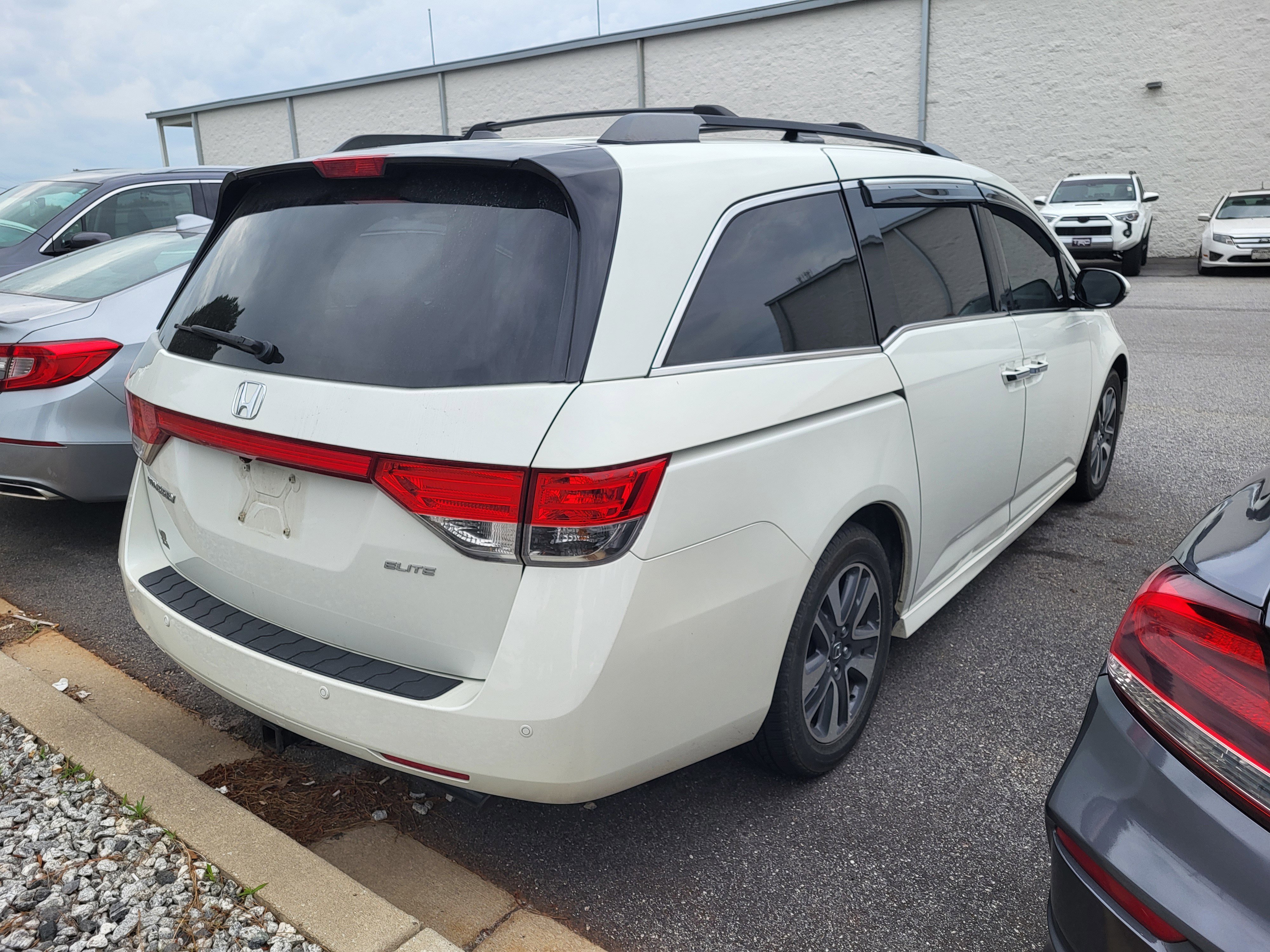 Used 2015 Honda Odyssey Touring Elite image 4