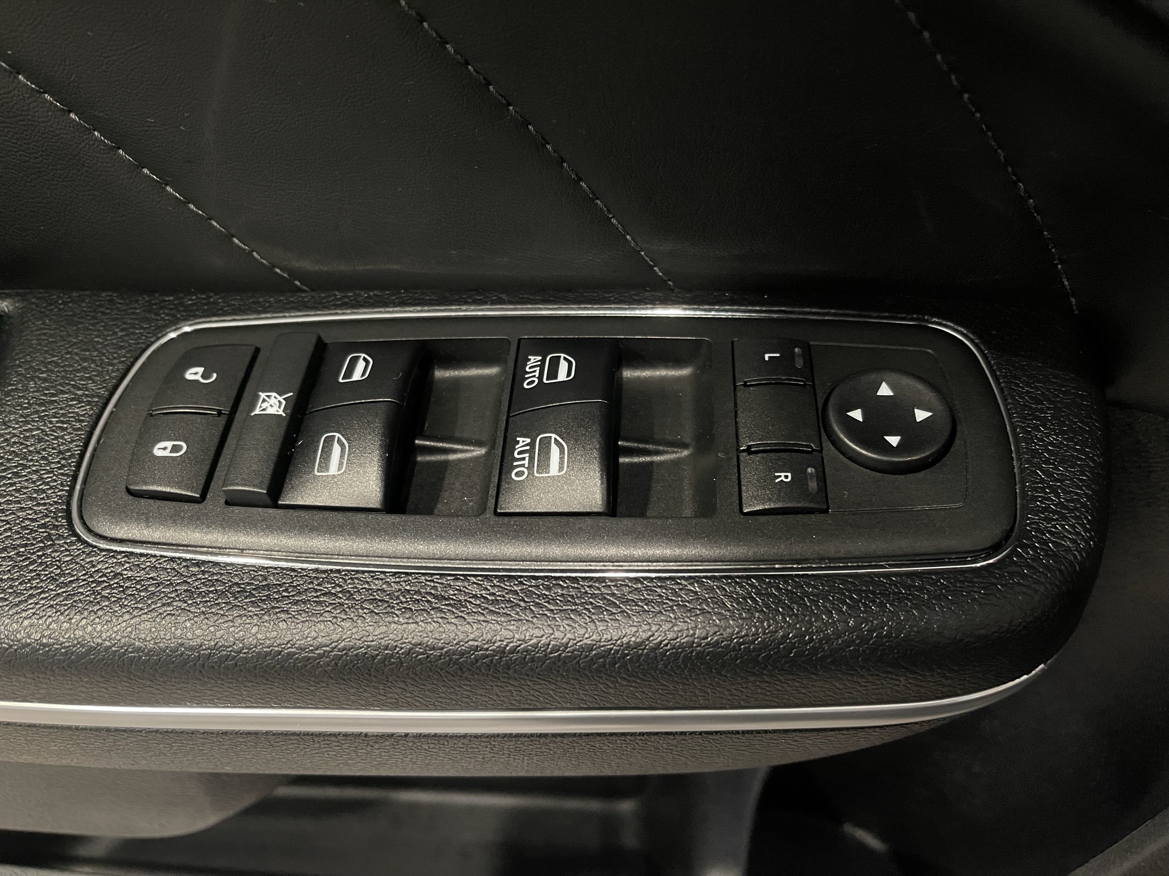 Used 2017 Dodge Charger R/T w/ Premium Group RWD image 11